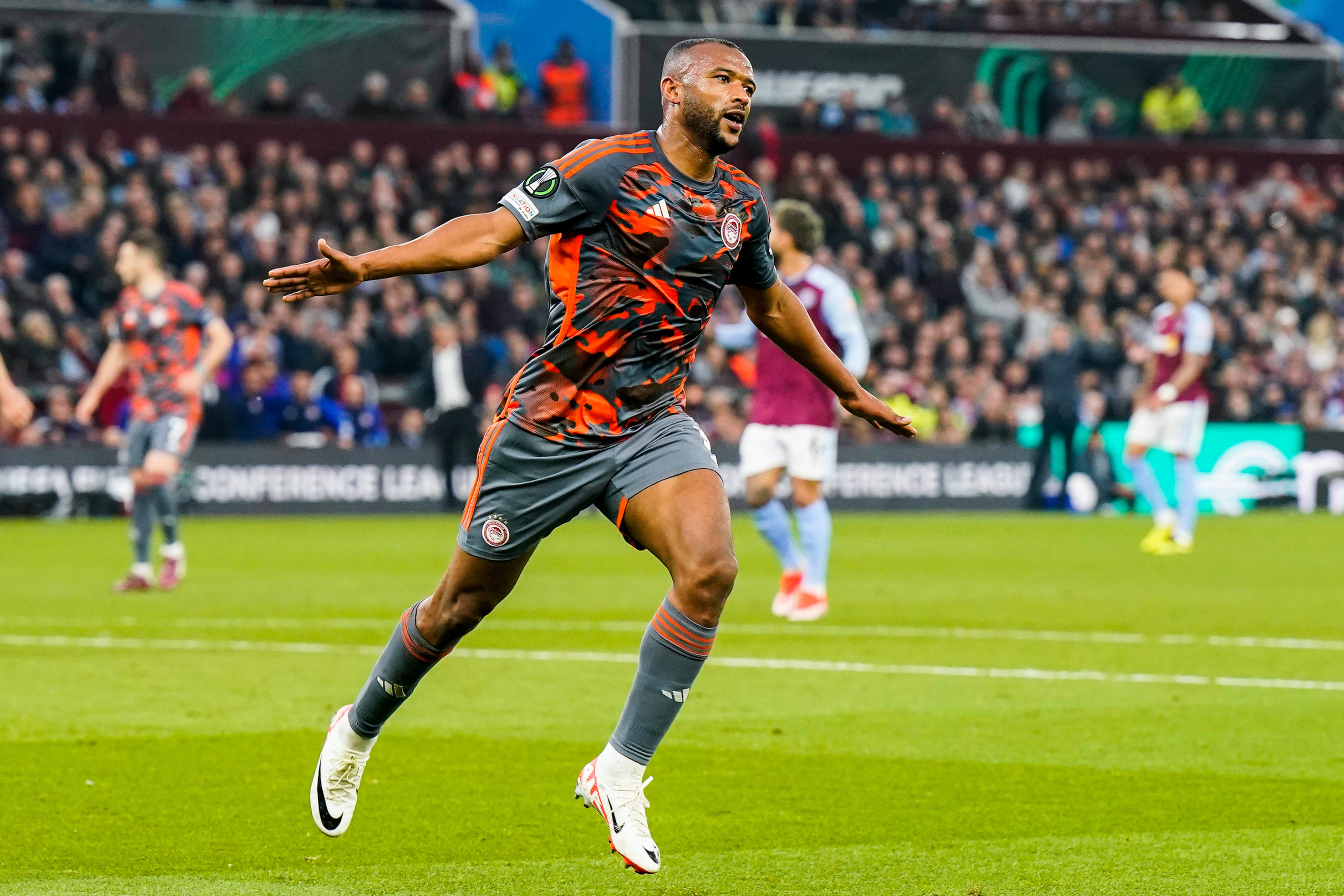 包含赛前阿斯顿维拉备战欧冠，再遭质疑细节曝光，气氛紧张，年轻球员得到机会的词条